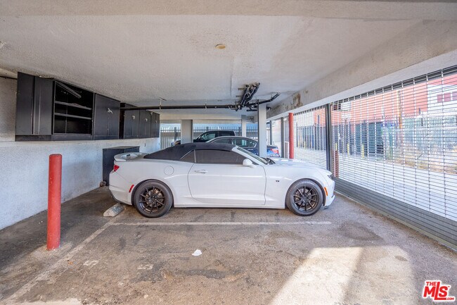 Building Photo - 5831 Carlton Way