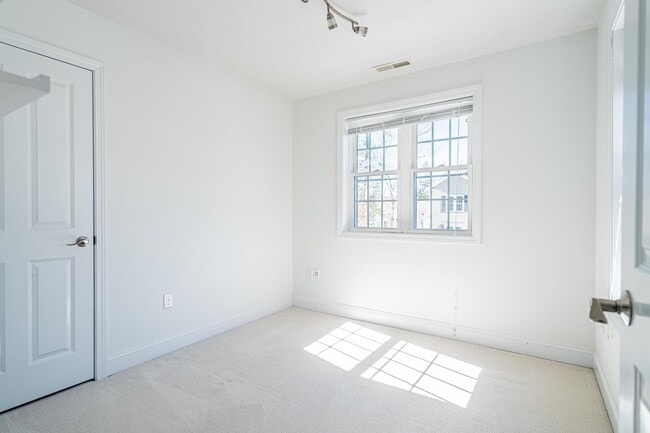 Building Photo - 5 Lowther Pl