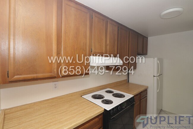 Building Photo - Charming 1 Bed / 1 Bath Condo in Gated Community in a Prime Central Location