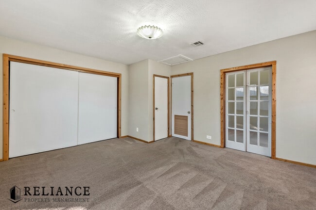 Building Photo - 615 N Doris St