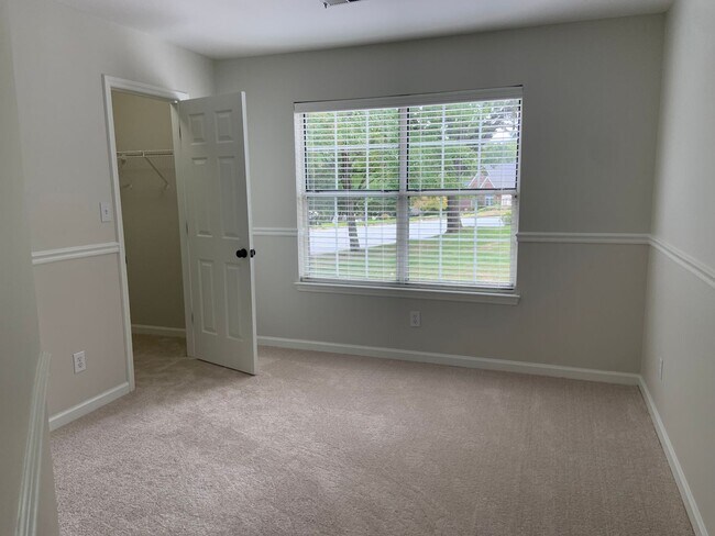 Building Photo - Updated 3 Bedroom in Adams Farm