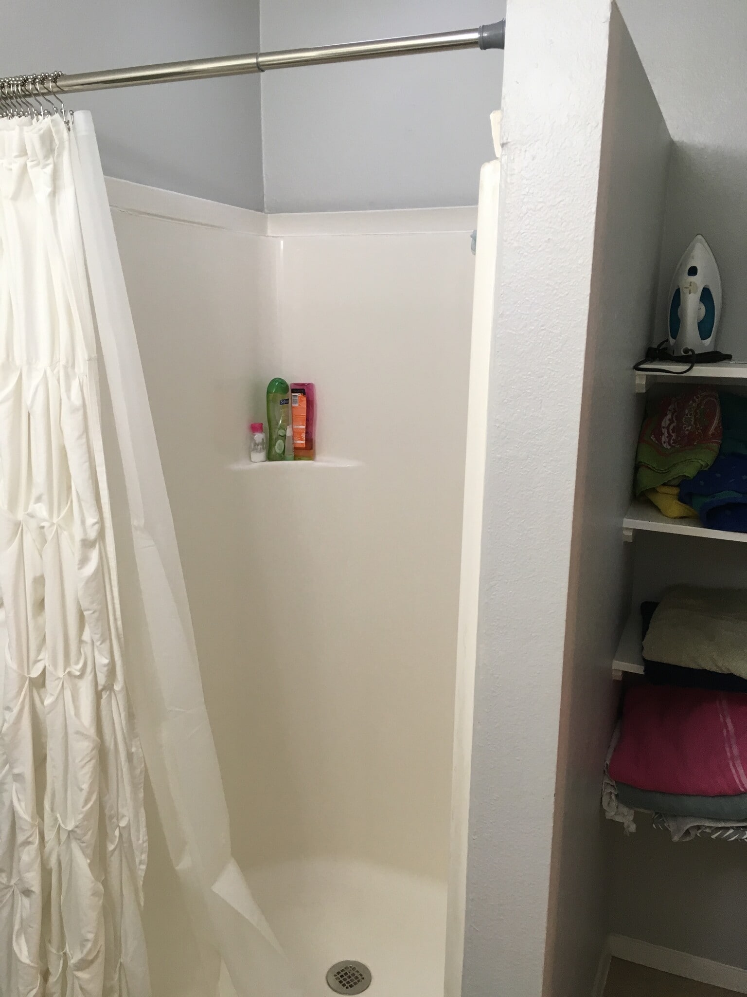 Full shower in guest bath - 4302 Duval Street