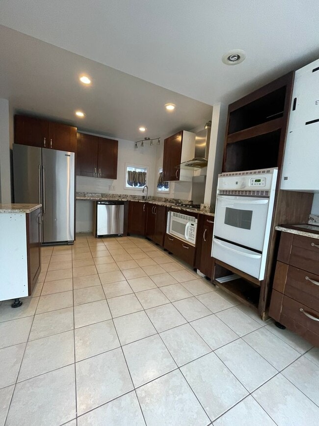 Building Photo - Bright, Spacious Single Family in Central Lowell, 4/5 Bedrooms, Off-street parking