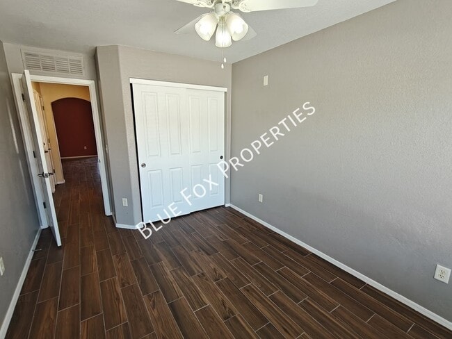 Building Photo - 2122 E Calle Arroyo Lindo