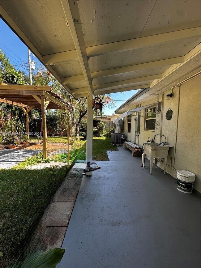 Building Photo - 1561 NE 29th St