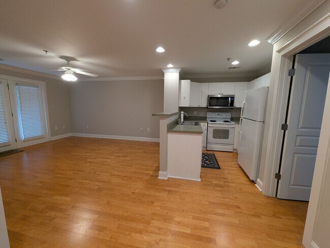 Building Photo - 490 S Barnett Shoals Rd
