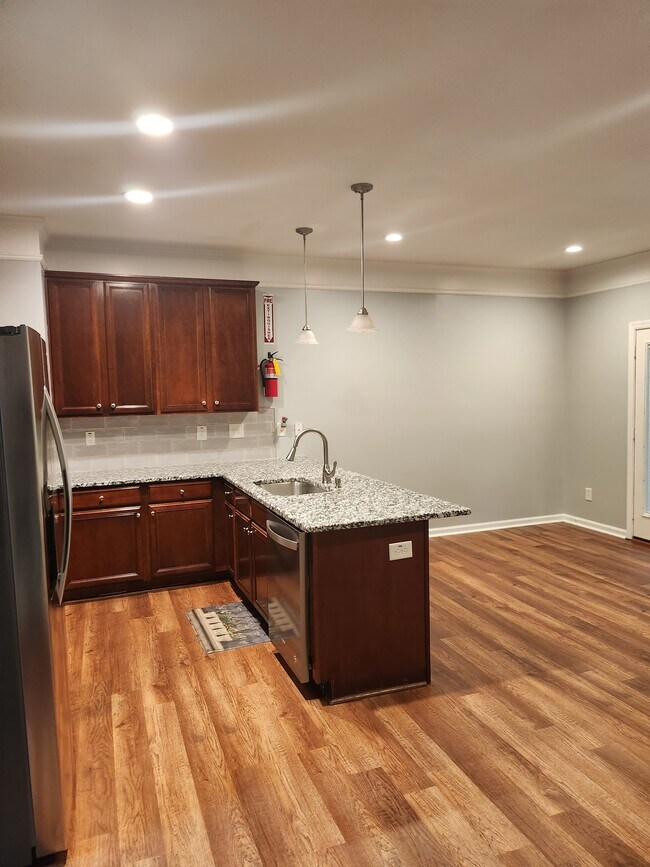 Kitchen & dining area - 5033 Lower Elm St