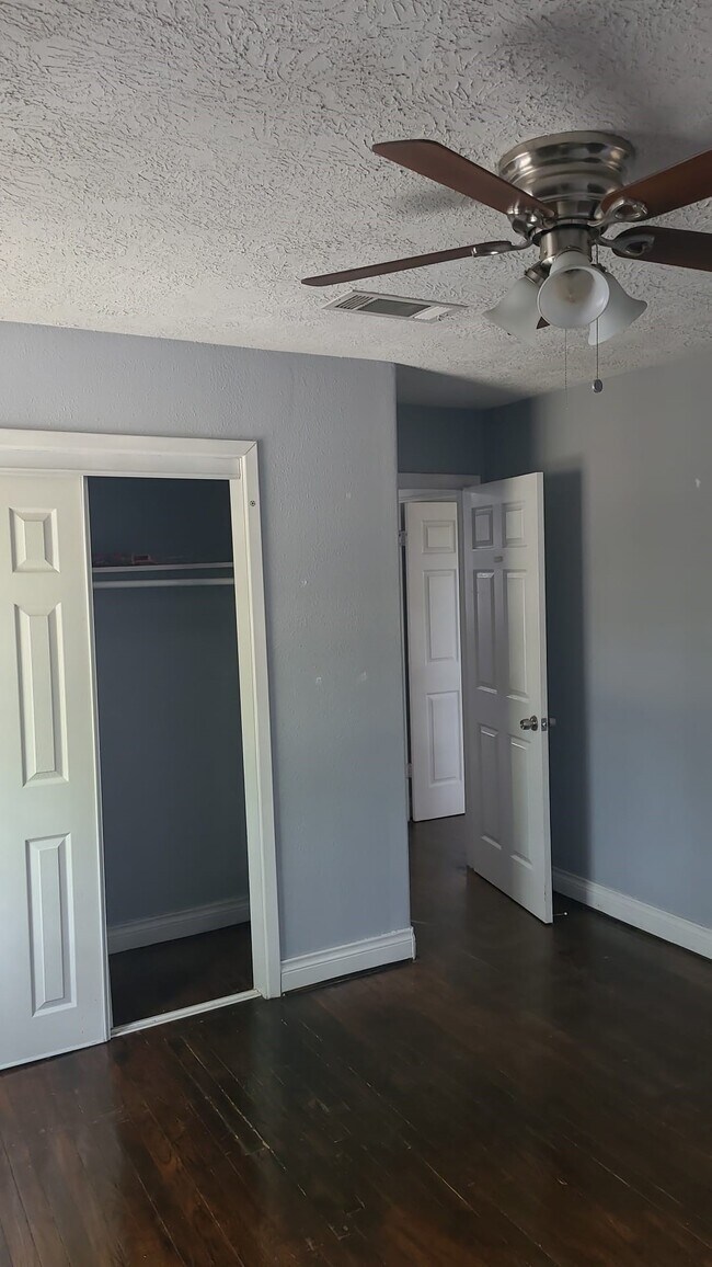 Building Photo - 3026 Sunbeam St