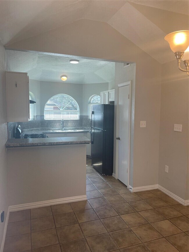 Building Photo - 5002 Deer Point Dr