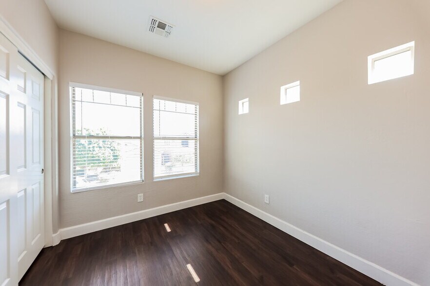 Building Photo - 17565 W Lundberg St