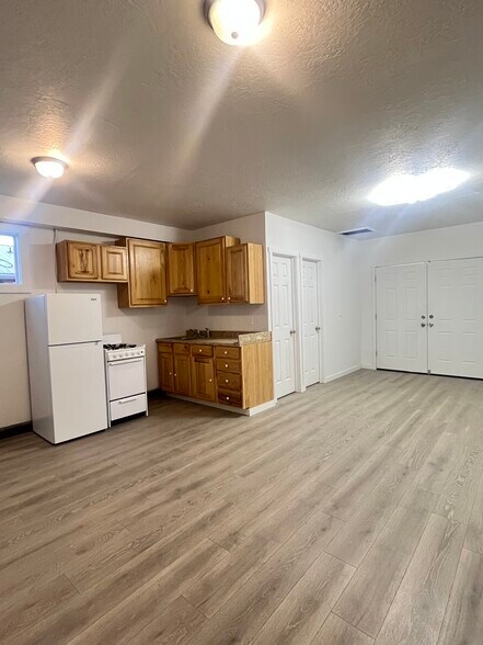 Building Photo - 700 W Ruby Ave