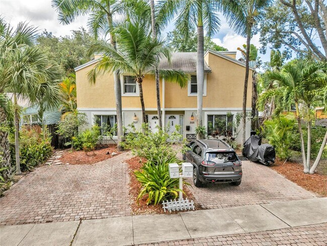 Building Photo - 307 SW 11th Ct