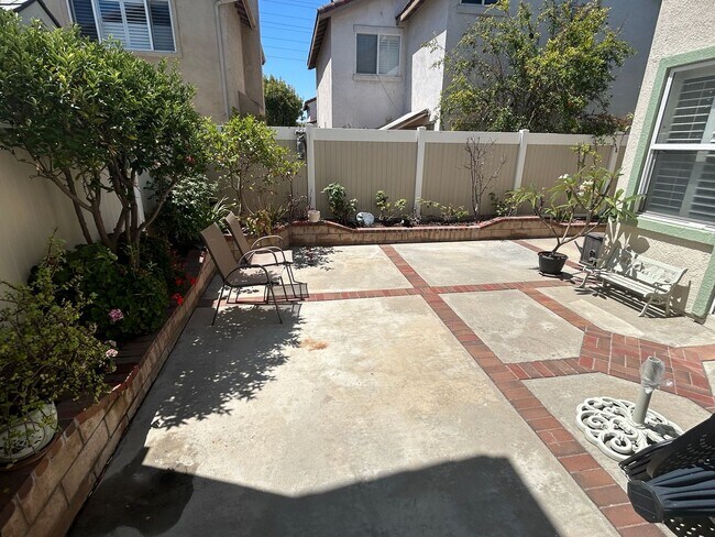 Building Photo - Lovely 3 Bed 2.5 Bath Home in Gated Community in Stanton