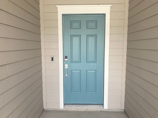 Building Photo - Almost New 3/2/1 Modern Townhome!