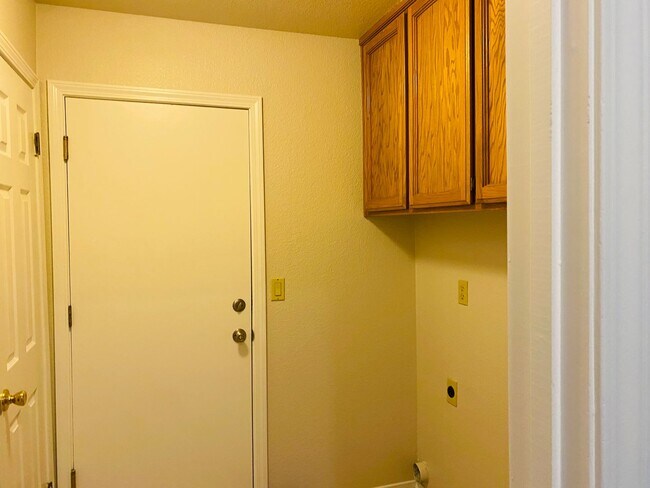 Building Photo - Open Floor Plan, 3 Bed, 2 Bath Home