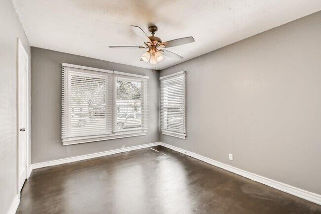 Building Photo - 4208 Valentine St