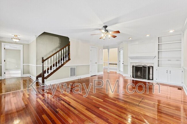 Building Photo - 15 Mulberry Ln