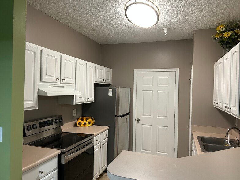 Building Photo - 1103 Walden Park Dr