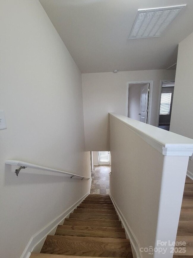 Building Photo - 5823 Hewitt Dr