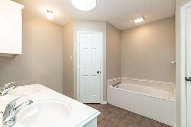 Building Photo - 3 bedroom 3 Bath House plus office