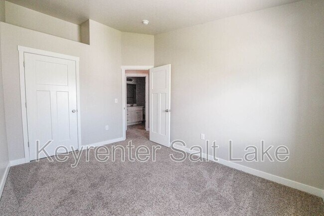 Building Photo - 1091 W Emerald Pools Ln