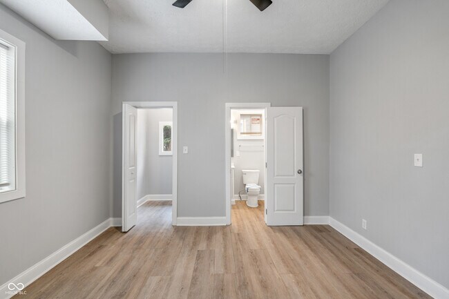 Building Photo - 2224 N Kenwood Ave