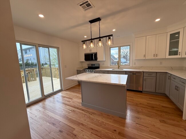 Building Photo - 370 Semel Ave