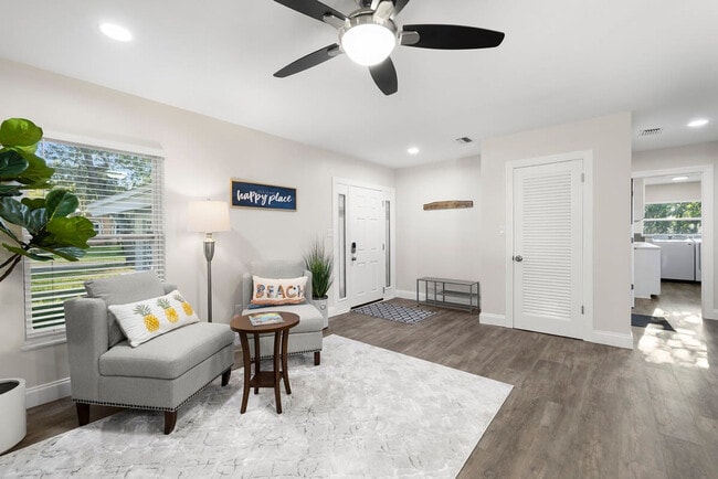 Building Photo - 802 Camelia Dr