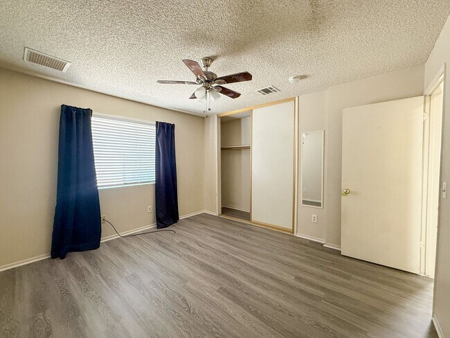 Building Photo - 3 bedroom Home on 2 Acres