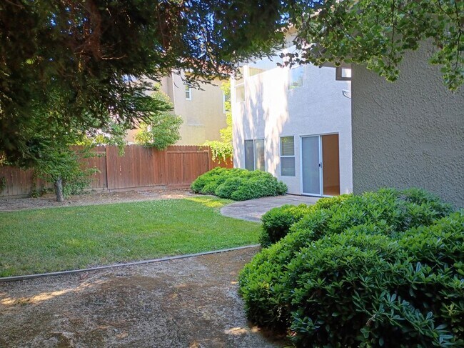 Building Photo - 549 Cascade Dr