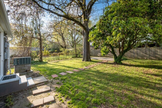 Building Photo - Updated 3-Bedroom Home with Fully Equipped Kitchen & Washer/Dryer in Great Neighborhood!