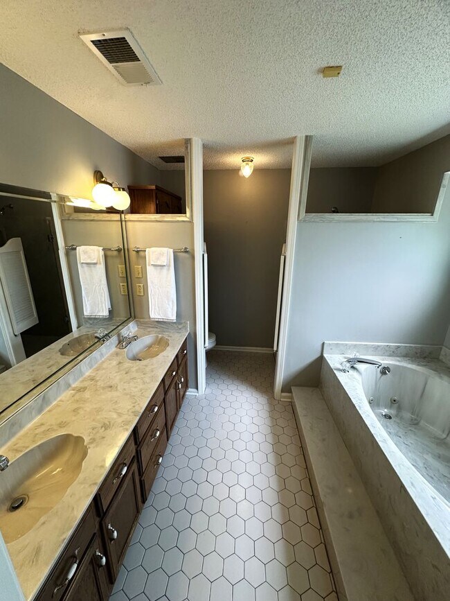 Building Photo - Gorgeous Home on the Lake in Lakeland!!