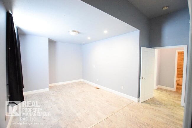 Building Photo - Renovated 5BR Home with Parking & Outdoor ...