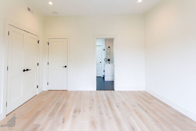 Building Photo - Modern 4 Bedroom Penthouse in Nest to Unio...