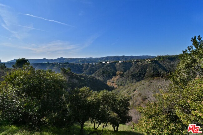 Building Photo - 2145 Linda Flora Dr