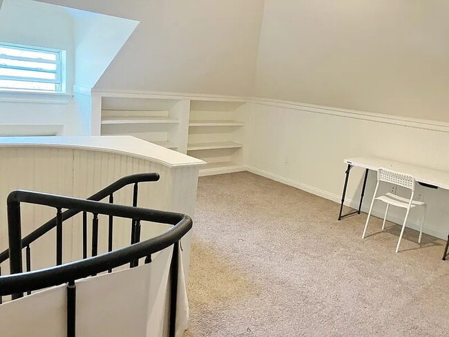 Building Photo - Great location, close to Quincy Center!