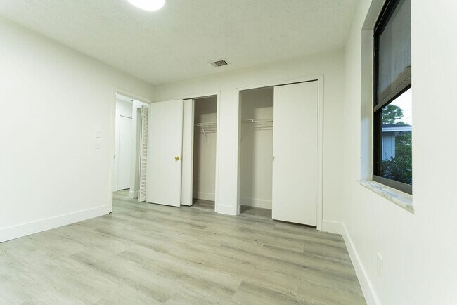 Building Photo - 1181 SW Sarto Ln