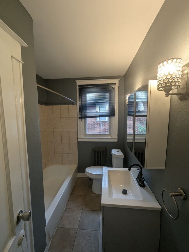Building Photo - 821 Rader Ave