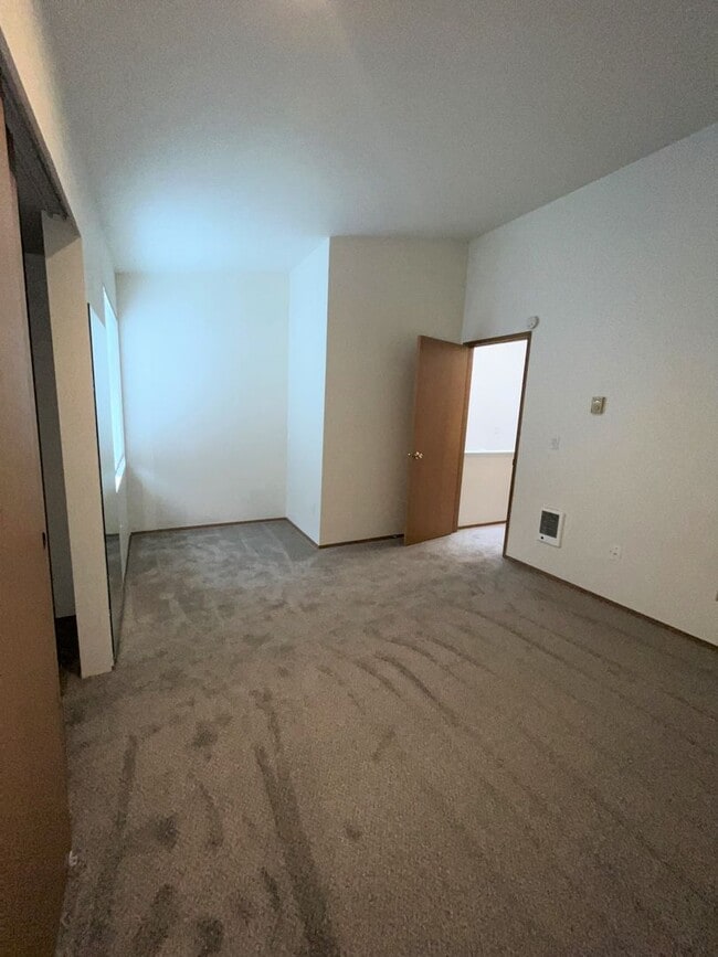 Building Photo - 447 - Townhome in Spectacular Location, 1 Car Attached Garage