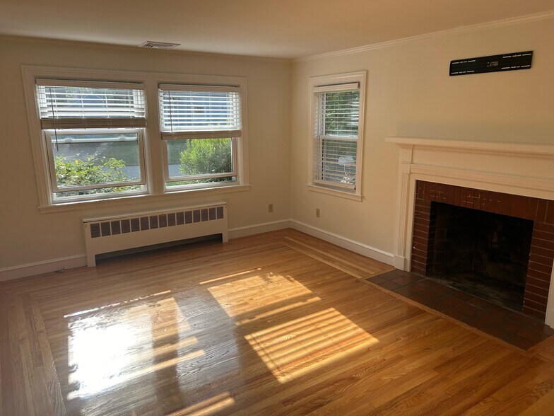 Building Photo - 24 Linden Rd