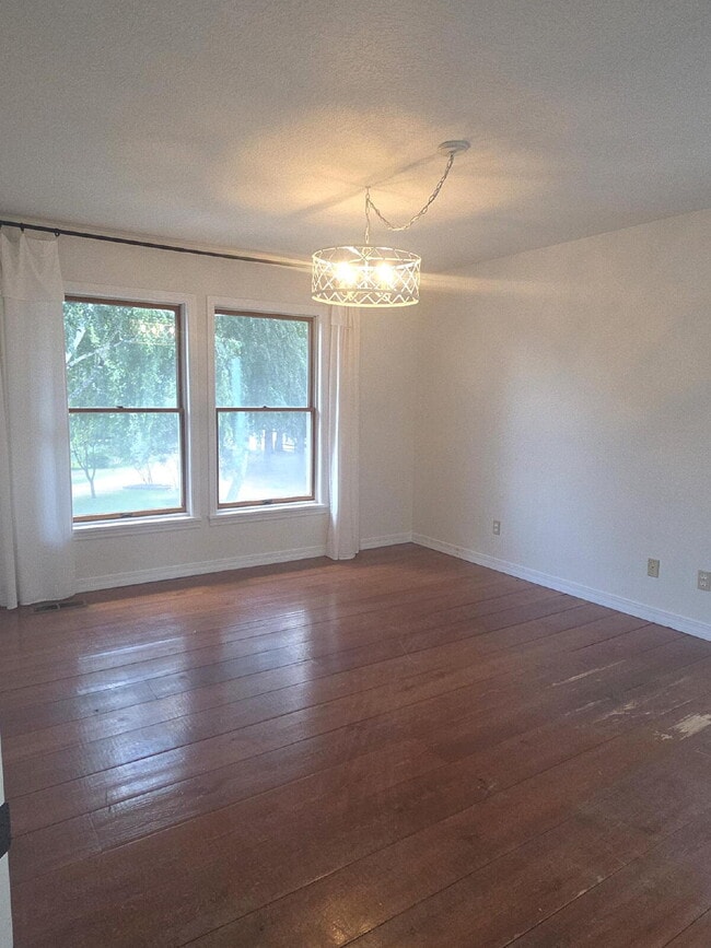Building Photo - Spacious home in country setting, yet clos...
