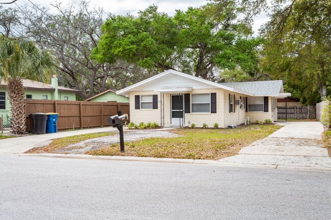 Building Photo - COMING SOON! Wonderfully located 1/1 Duplex