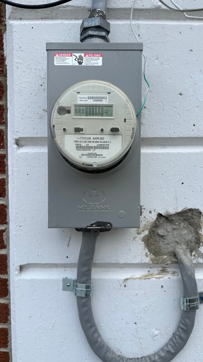 Building Photo - 5152 Crestwood Dr