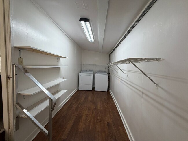 Building Photo - Spacious yard-3/2 available now!