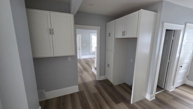 Building Photo - Exquisite 4 bed 3 bath with Air Conditioning