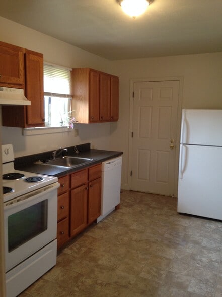 Kitchen - 6915 Lansdowne Ave