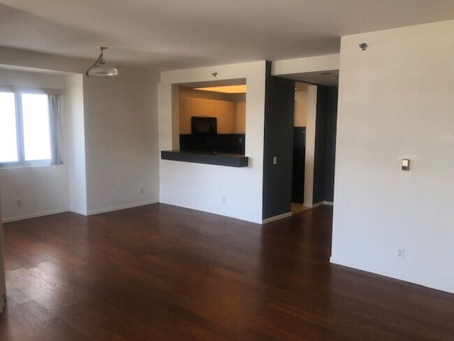 Building Photo - Large 1 bedroom 1 bath in Luxury High Rise...