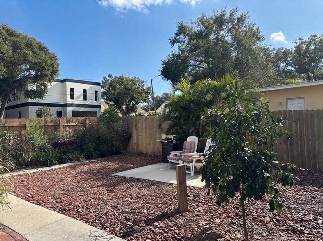 Building Photo - 1407 Sunset Dr