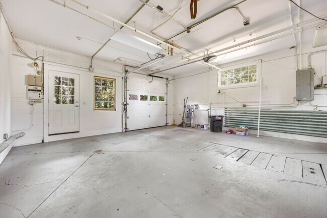 Building Photo - 14 Grove Ln