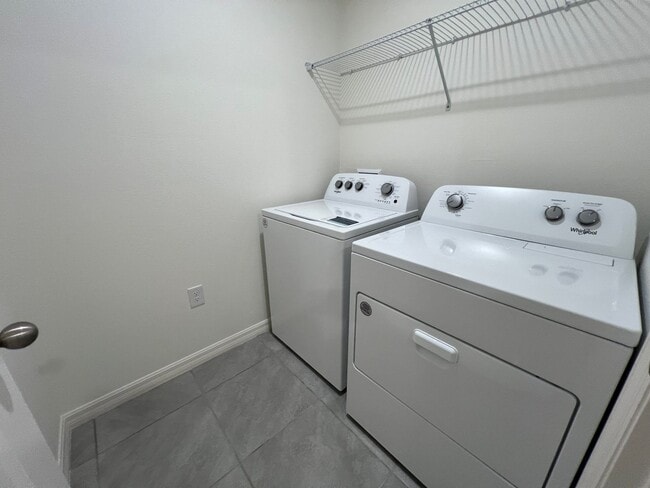 Building Photo - 4 Bedroom, 2 Bathroom Home in the Highly D...